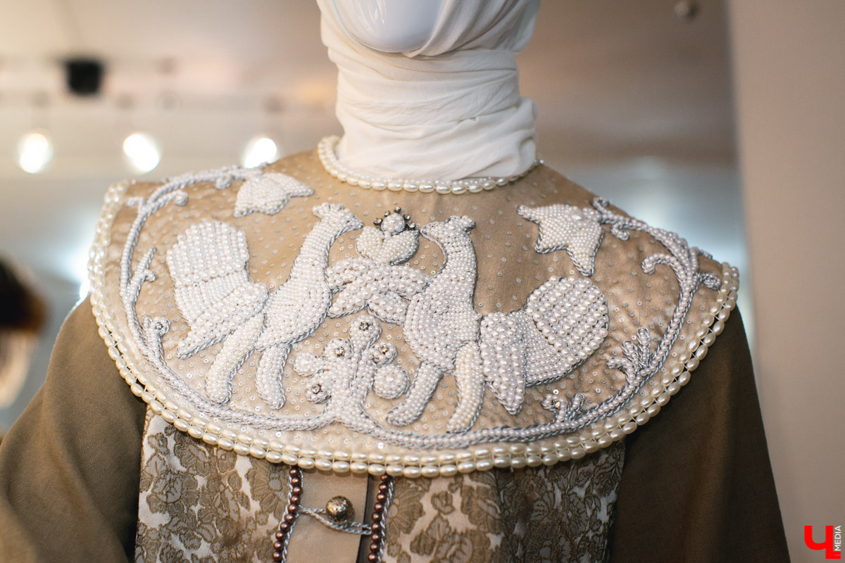 Культовый кутюрье начала XX века Поль Пуаре когда-то был сражен «Русскими сезонами» Дягилева, а после посещения России – крестьянскими рубахами и сарафанами. Вслед за Великолепным, как называли его французы, обаянию русского стиля поддавались в разные годы Dolce & Gabbana, Chanel, Dior, Kenzo и многие другие. В ход шли традиционные сарафаны, шубы, вышивка, платки и, конечно, кокошники. В этом прекрасном русском модном хороводе, безусловно, нашлось место дизайнерам из Владимирской области.