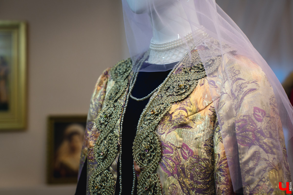 Культовый кутюрье начала XX века Поль Пуаре когда-то был сражен «Русскими сезонами» Дягилева, а после посещения России – крестьянскими рубахами и сарафанами. Вслед за Великолепным, как называли его французы, обаянию русского стиля поддавались в разные годы Dolce & Gabbana, Chanel, Dior, Kenzo и многие другие. В ход шли традиционные сарафаны, шубы, вышивка, платки и, конечно, кокошники. В этом прекрасном русском модном хороводе, безусловно, нашлось место дизайнерам из Владимирской области.