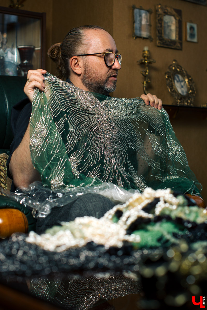 Культовый кутюрье начала XX века Поль Пуаре когда-то был сражен «Русскими сезонами» Дягилева, а после посещения России – крестьянскими рубахами и сарафанами. Вслед за Великолепным, как называли его французы, обаянию русского стиля поддавались в разные годы Dolce & Gabbana, Chanel, Dior, Kenzo и многие другие. В ход шли традиционные сарафаны, шубы, вышивка, платки и, конечно, кокошники. В этом прекрасном русском модном хороводе, безусловно, нашлось место дизайнерам из Владимирской области.