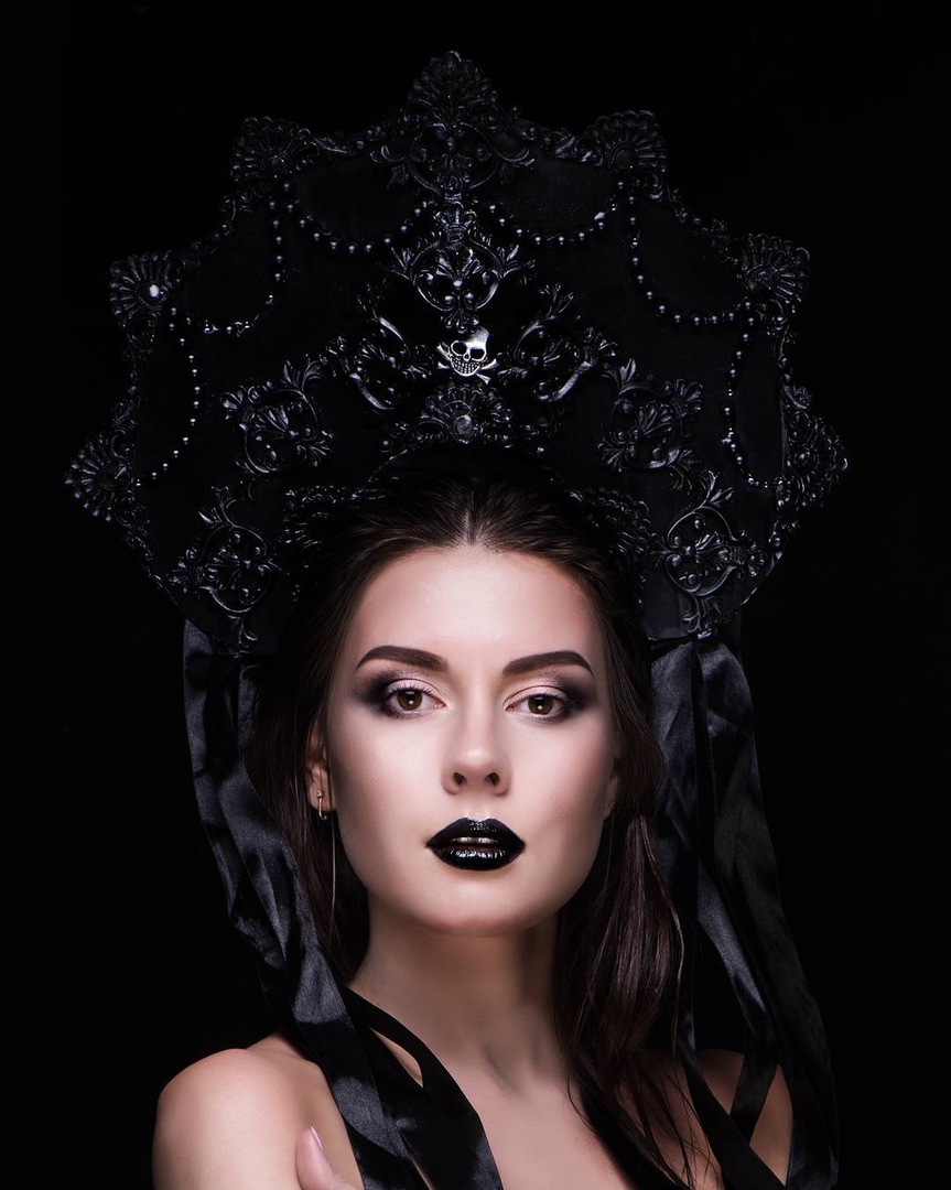 Культовый кутюрье начала XX века Поль Пуаре когда-то был сражен «Русскими сезонами» Дягилева, а после посещения России – крестьянскими рубахами и сарафанами. Вслед за Великолепным, как называли его французы, обаянию русского стиля поддавались в разные годы Dolce & Gabbana, Chanel, Dior, Kenzo и многие другие. В ход шли традиционные сарафаны, шубы, вышивка, платки и, конечно, кокошники. В этом прекрасном русском модном хороводе, безусловно, нашлось место дизайнерам из Владимирской области.