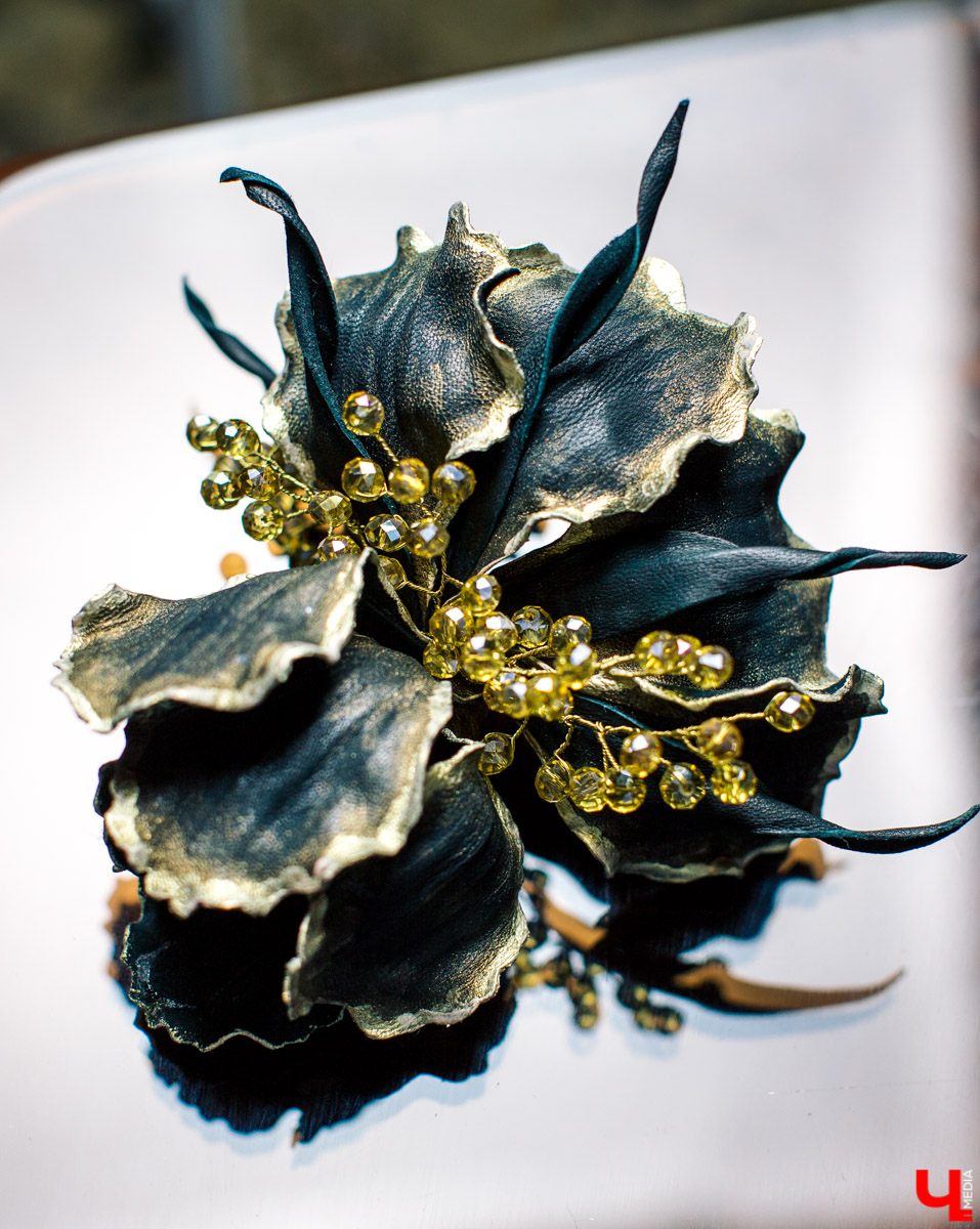 Культовый кутюрье начала XX века Поль Пуаре когда-то был сражен «Русскими сезонами» Дягилева, а после посещения России – крестьянскими рубахами и сарафанами. Вслед за Великолепным, как называли его французы, обаянию русского стиля поддавались в разные годы Dolce & Gabbana, Chanel, Dior, Kenzo и многие другие. В ход шли традиционные сарафаны, шубы, вышивка, платки и, конечно, кокошники. В этом прекрасном русском модном хороводе, безусловно, нашлось место дизайнерам из Владимирской области.