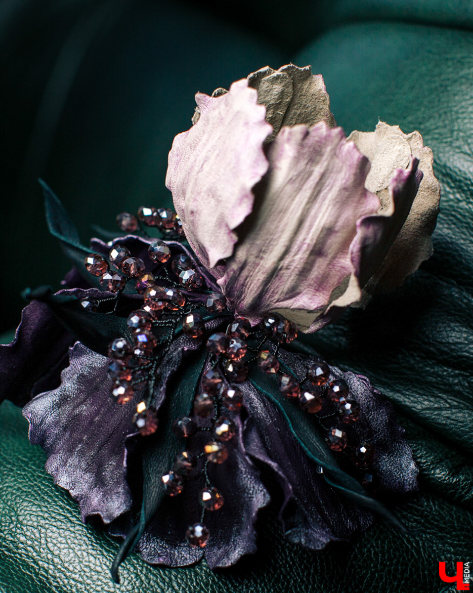 Культовый кутюрье начала XX века Поль Пуаре когда-то был сражен «Русскими сезонами» Дягилева, а после посещения России – крестьянскими рубахами и сарафанами. Вслед за Великолепным, как называли его французы, обаянию русского стиля поддавались в разные годы Dolce & Gabbana, Chanel, Dior, Kenzo и многие другие. В ход шли традиционные сарафаны, шубы, вышивка, платки и, конечно, кокошники. В этом прекрасном русском модном хороводе, безусловно, нашлось место дизайнерам из Владимирской области.