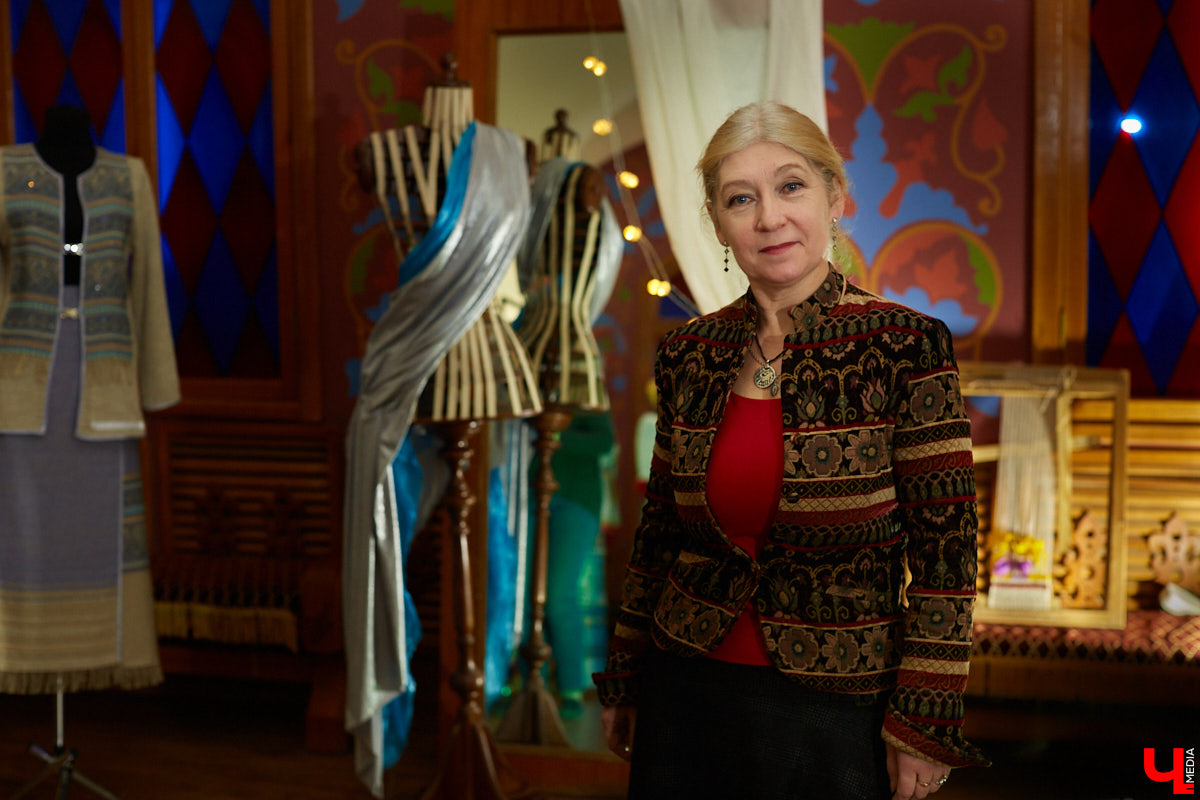 Культовый кутюрье начала XX века Поль Пуаре когда-то был сражен «Русскими сезонами» Дягилева, а после посещения России – крестьянскими рубахами и сарафанами. Вслед за Великолепным, как называли его французы, обаянию русского стиля поддавались в разные годы Dolce & Gabbana, Chanel, Dior, Kenzo и многие другие. В ход шли традиционные сарафаны, шубы, вышивка, платки и, конечно, кокошники. В этом прекрасном русском модном хороводе, безусловно, нашлось место дизайнерам из Владимирской области.