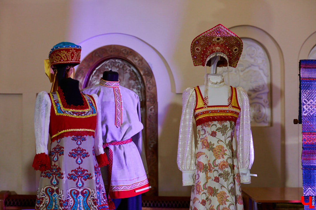 Культовый кутюрье начала XX века Поль Пуаре когда-то был сражен «Русскими сезонами» Дягилева, а после посещения России – крестьянскими рубахами и сарафанами. Вслед за Великолепным, как называли его французы, обаянию русского стиля поддавались в разные годы Dolce & Gabbana, Chanel, Dior, Kenzo и многие другие. В ход шли традиционные сарафаны, шубы, вышивка, платки и, конечно, кокошники. В этом прекрасном русском модном хороводе, безусловно, нашлось место дизайнерам из Владимирской области.