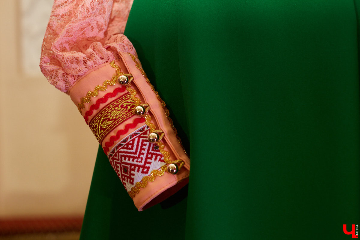 Культовый кутюрье начала XX века Поль Пуаре когда-то был сражен «Русскими сезонами» Дягилева, а после посещения России – крестьянскими рубахами и сарафанами. Вслед за Великолепным, как называли его французы, обаянию русского стиля поддавались в разные годы Dolce & Gabbana, Chanel, Dior, Kenzo и многие другие. В ход шли традиционные сарафаны, шубы, вышивка, платки и, конечно, кокошники. В этом прекрасном русском модном хороводе, безусловно, нашлось место дизайнерам из Владимирской области.