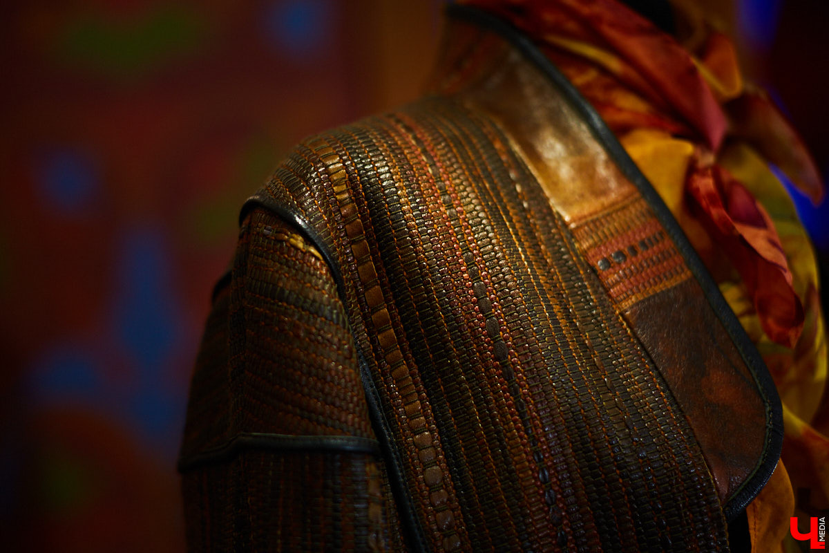 Культовый кутюрье начала XX века Поль Пуаре когда-то был сражен «Русскими сезонами» Дягилева, а после посещения России – крестьянскими рубахами и сарафанами. Вслед за Великолепным, как называли его французы, обаянию русского стиля поддавались в разные годы Dolce & Gabbana, Chanel, Dior, Kenzo и многие другие. В ход шли традиционные сарафаны, шубы, вышивка, платки и, конечно, кокошники. В этом прекрасном русском модном хороводе, безусловно, нашлось место дизайнерам из Владимирской области.