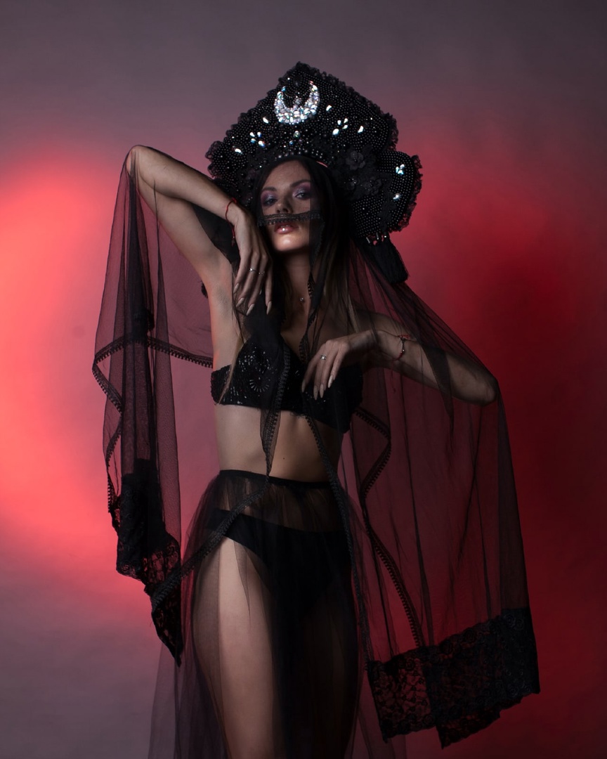 Культовый кутюрье начала XX века Поль Пуаре когда-то был сражен «Русскими сезонами» Дягилева, а после посещения России – крестьянскими рубахами и сарафанами. Вслед за Великолепным, как называли его французы, обаянию русского стиля поддавались в разные годы Dolce & Gabbana, Chanel, Dior, Kenzo и многие другие. В ход шли традиционные сарафаны, шубы, вышивка, платки и, конечно, кокошники. В этом прекрасном русском модном хороводе, безусловно, нашлось место дизайнерам из Владимирской области.