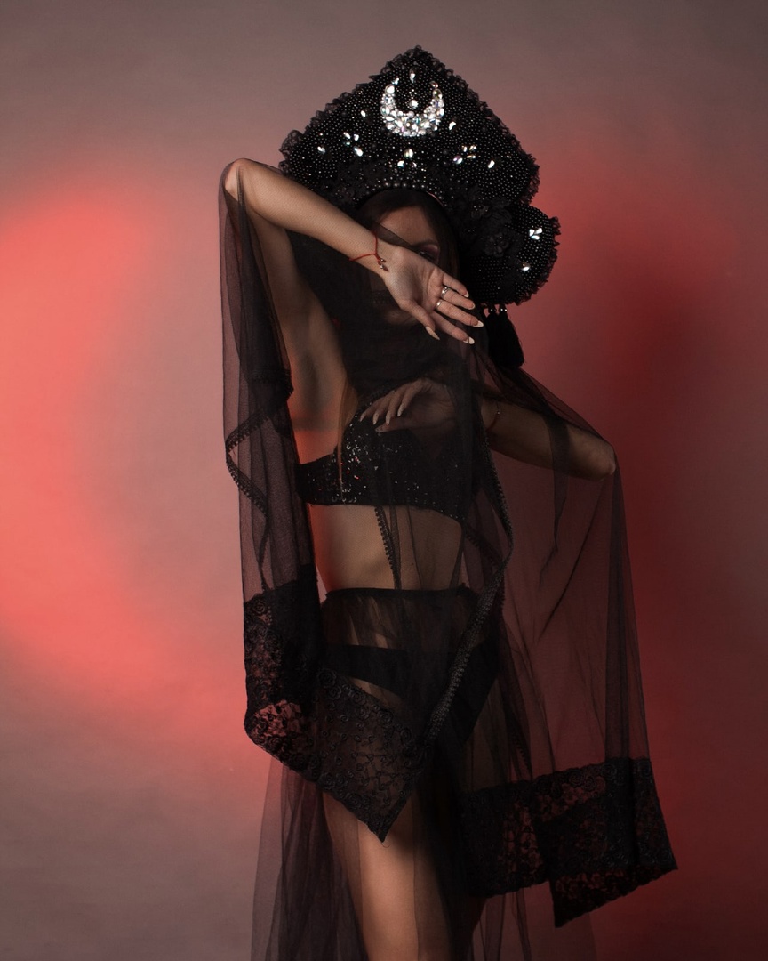 Культовый кутюрье начала XX века Поль Пуаре когда-то был сражен «Русскими сезонами» Дягилева, а после посещения России – крестьянскими рубахами и сарафанами. Вслед за Великолепным, как называли его французы, обаянию русского стиля поддавались в разные годы Dolce & Gabbana, Chanel, Dior, Kenzo и многие другие. В ход шли традиционные сарафаны, шубы, вышивка, платки и, конечно, кокошники. В этом прекрасном русском модном хороводе, безусловно, нашлось место дизайнерам из Владимирской области.