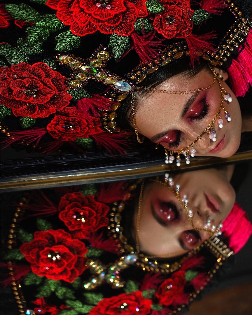 Культовый кутюрье начала XX века Поль Пуаре когда-то был сражен «Русскими сезонами» Дягилева, а после посещения России – крестьянскими рубахами и сарафанами. Вслед за Великолепным, как называли его французы, обаянию русского стиля поддавались в разные годы Dolce & Gabbana, Chanel, Dior, Kenzo и многие другие. В ход шли традиционные сарафаны, шубы, вышивка, платки и, конечно, кокошники. В этом прекрасном русском модном хороводе, безусловно, нашлось место дизайнерам из Владимирской области.