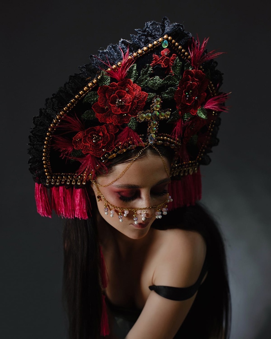 Культовый кутюрье начала XX века Поль Пуаре когда-то был сражен «Русскими сезонами» Дягилева, а после посещения России – крестьянскими рубахами и сарафанами. Вслед за Великолепным, как называли его французы, обаянию русского стиля поддавались в разные годы Dolce & Gabbana, Chanel, Dior, Kenzo и многие другие. В ход шли традиционные сарафаны, шубы, вышивка, платки и, конечно, кокошники. В этом прекрасном русском модном хороводе, безусловно, нашлось место дизайнерам из Владимирской области.