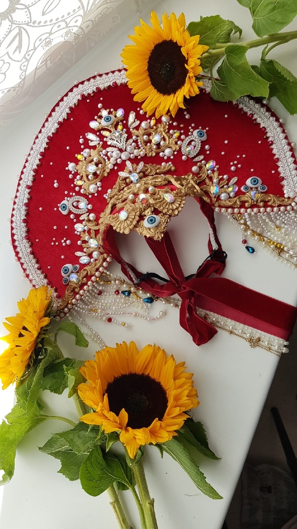 Культовый кутюрье начала XX века Поль Пуаре когда-то был сражен «Русскими сезонами» Дягилева, а после посещения России – крестьянскими рубахами и сарафанами. Вслед за Великолепным, как называли его французы, обаянию русского стиля поддавались в разные годы Dolce & Gabbana, Chanel, Dior, Kenzo и многие другие. В ход шли традиционные сарафаны, шубы, вышивка, платки и, конечно, кокошники. В этом прекрасном русском модном хороводе, безусловно, нашлось место дизайнерам из Владимирской области.