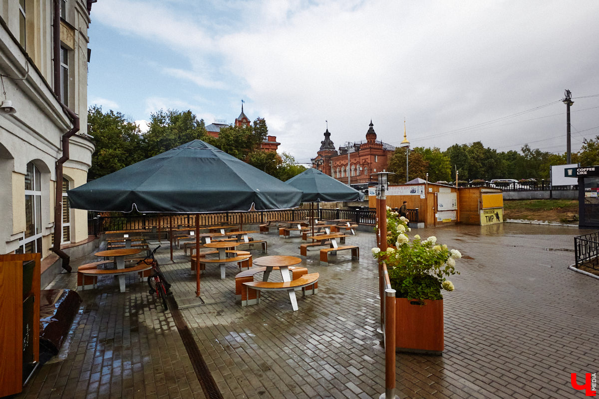 Новая отечественная сеть ресторанов быстрого питания «Вкусно – и точка», открывшаяся чуть больше месяца назад во Владимире, до сих пор вызывает у горожан повышенный интерес. Мы решили посетить заведение лично и узнать, вкусно ли там на самом деле?