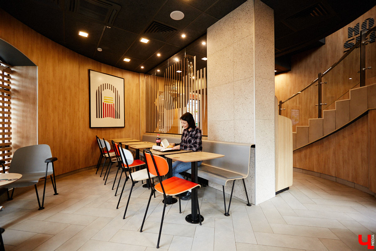 Новая отечественная сеть ресторанов быстрого питания «Вкусно – и точка», открывшаяся чуть больше месяца назад во Владимире, до сих пор вызывает у горожан повышенный интерес. Мы решили посетить заведение лично и узнать, вкусно ли там на самом деле?