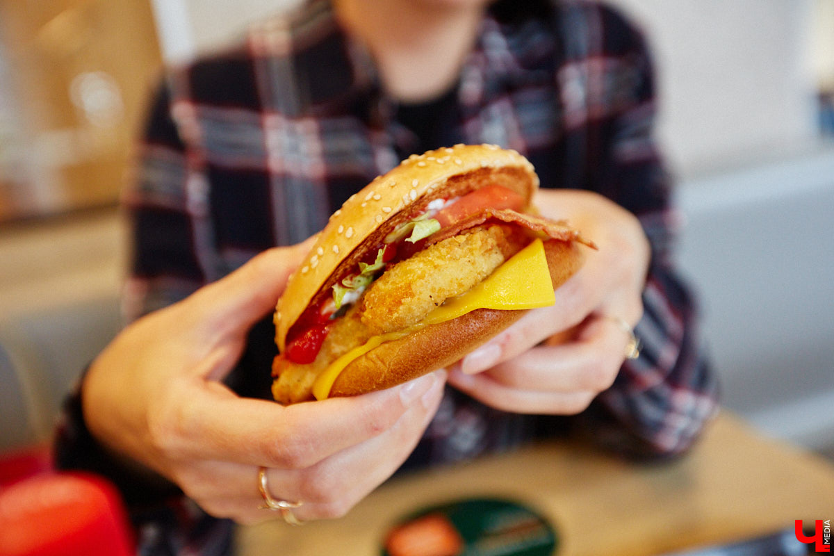 Новая отечественная сеть ресторанов быстрого питания «Вкусно – и точка», открывшаяся чуть больше месяца назад во Владимире, до сих пор вызывает у горожан повышенный интерес. Мы решили посетить заведение лично и узнать, вкусно ли там на самом деле?