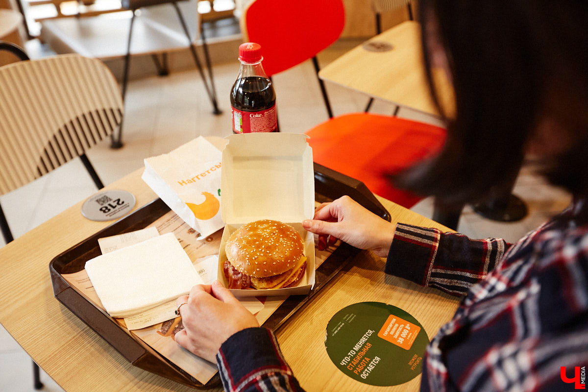 Новая отечественная сеть ресторанов быстрого питания «Вкусно – и точка», открывшаяся чуть больше месяца назад во Владимире, до сих пор вызывает у горожан повышенный интерес. Мы решили посетить заведение лично и узнать, вкусно ли там на самом деле?