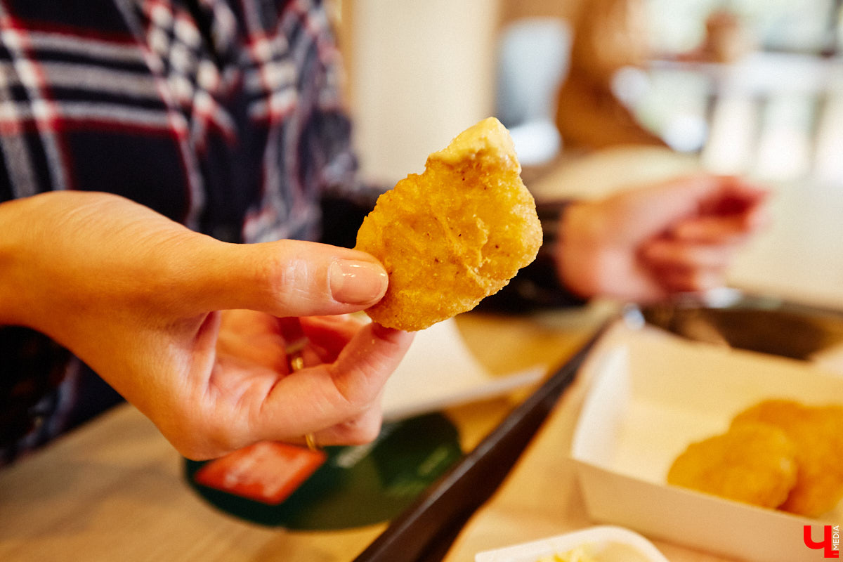 Новая отечественная сеть ресторанов быстрого питания «Вкусно – и точка», открывшаяся чуть больше месяца назад во Владимире, до сих пор вызывает у горожан повышенный интерес. Мы решили посетить заведение лично и узнать, вкусно ли там на самом деле?