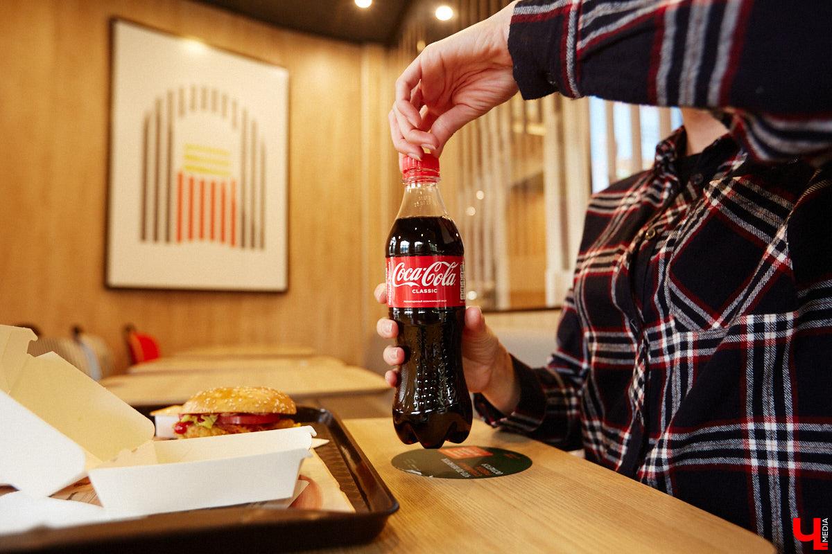 Новая отечественная сеть ресторанов быстрого питания «Вкусно – и точка», открывшаяся чуть больше месяца назад во Владимире, до сих пор вызывает у горожан повышенный интерес. Мы решили посетить заведение лично и узнать, вкусно ли там на самом деле?