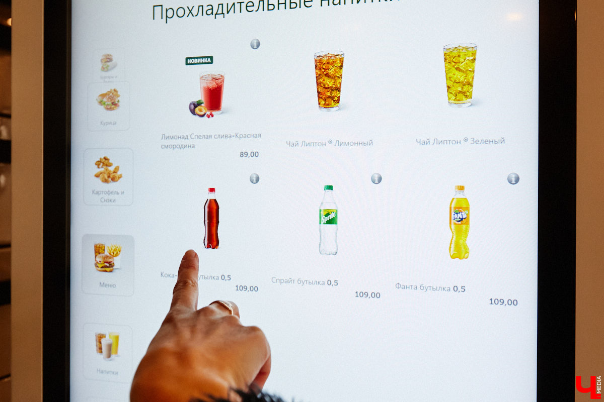 Новая отечественная сеть ресторанов быстрого питания «Вкусно – и точка», открывшаяся чуть больше месяца назад во Владимире, до сих пор вызывает у горожан повышенный интерес. Мы решили посетить заведение лично и узнать, вкусно ли там на самом деле?