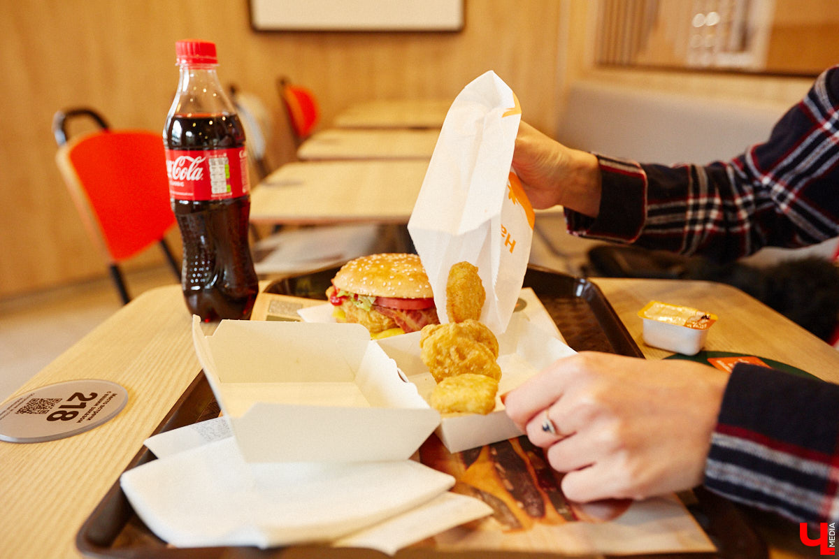 Новая отечественная сеть ресторанов быстрого питания «Вкусно – и точка», открывшаяся чуть больше месяца назад во Владимире, до сих пор вызывает у горожан повышенный интерес. Мы решили посетить заведение лично и узнать, вкусно ли там на самом деле?