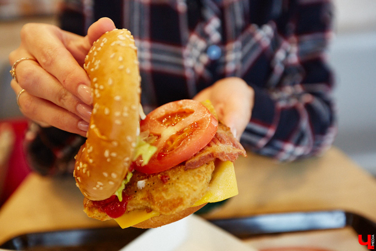 Новая отечественная сеть ресторанов быстрого питания «Вкусно – и точка», открывшаяся чуть больше месяца назад во Владимире, до сих пор вызывает у горожан повышенный интерес. Мы решили посетить заведение лично и узнать, вкусно ли там на самом деле?