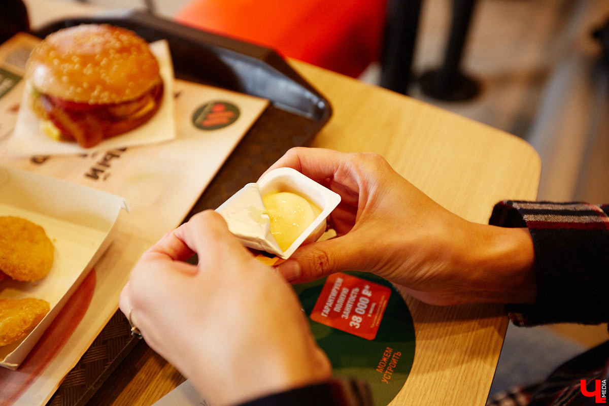 Новая отечественная сеть ресторанов быстрого питания «Вкусно – и точка», открывшаяся чуть больше месяца назад во Владимире, до сих пор вызывает у горожан повышенный интерес. Мы решили посетить заведение лично и узнать, вкусно ли там на самом деле?