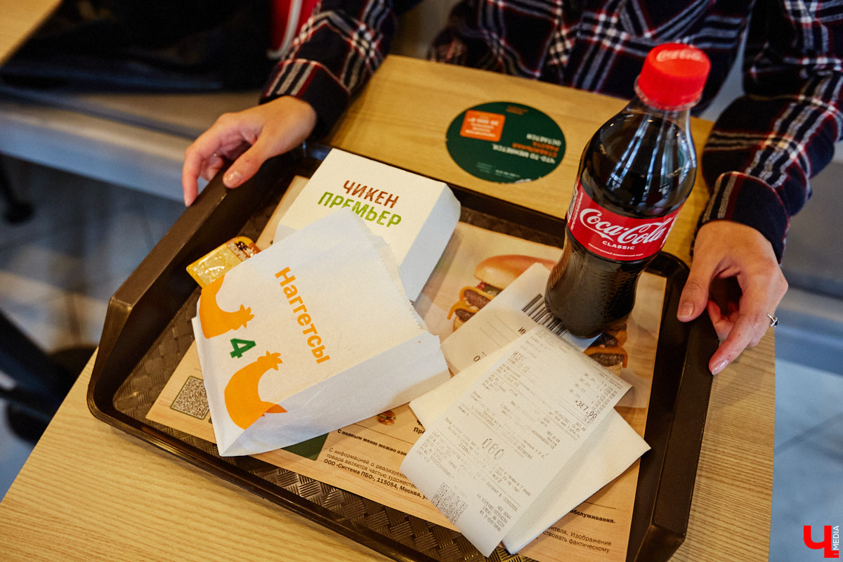 Новая отечественная сеть ресторанов быстрого питания «Вкусно – и точка», открывшаяся чуть больше месяца назад во Владимире, до сих пор вызывает у горожан повышенный интерес. Мы решили посетить заведение лично и узнать, вкусно ли там на самом деле?