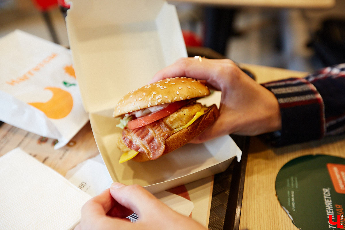 Новая отечественная сеть ресторанов быстрого питания «Вкусно – и точка», открывшаяся чуть больше месяца назад во Владимире, до сих пор вызывает у горожан повышенный интерес. Мы решили посетить заведение лично и узнать, вкусно ли там на самом деле?