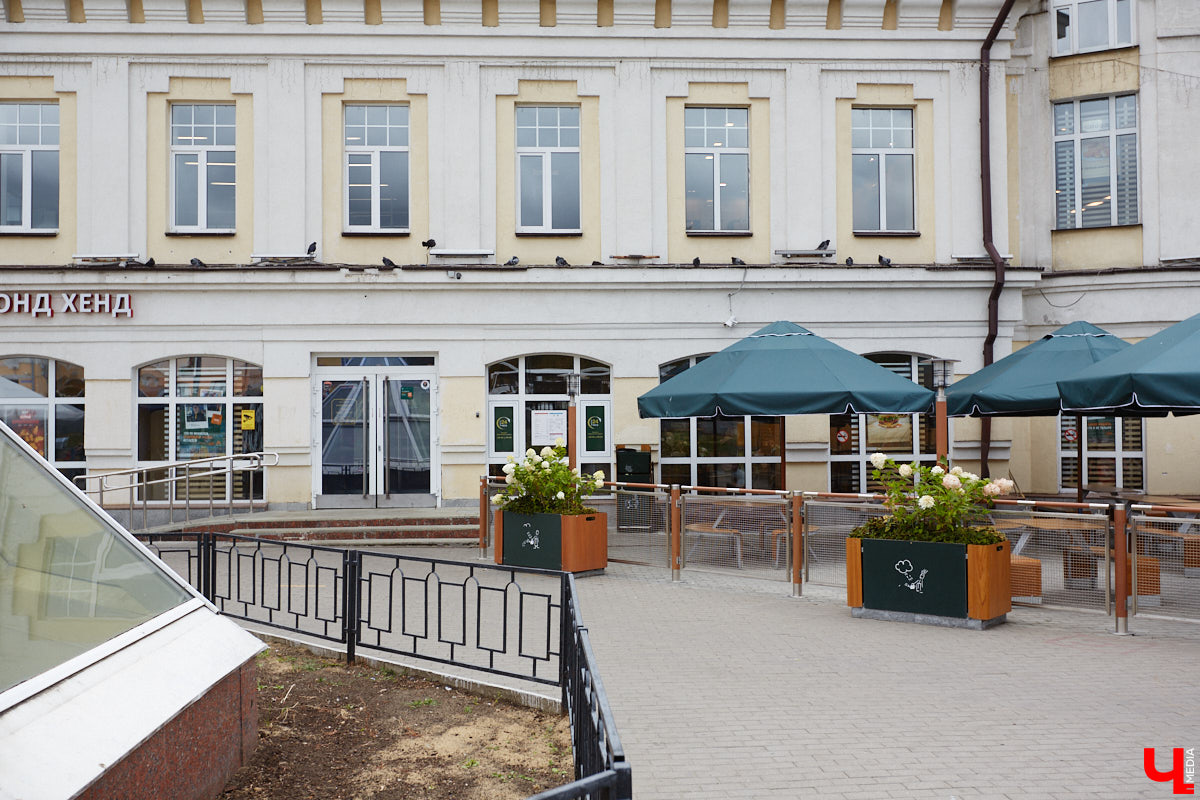 Новая отечественная сеть ресторанов быстрого питания «Вкусно – и точка», открывшаяся чуть больше месяца назад во Владимире, до сих пор вызывает у горожан повышенный интерес. Мы решили посетить заведение лично и узнать, вкусно ли там на самом деле?