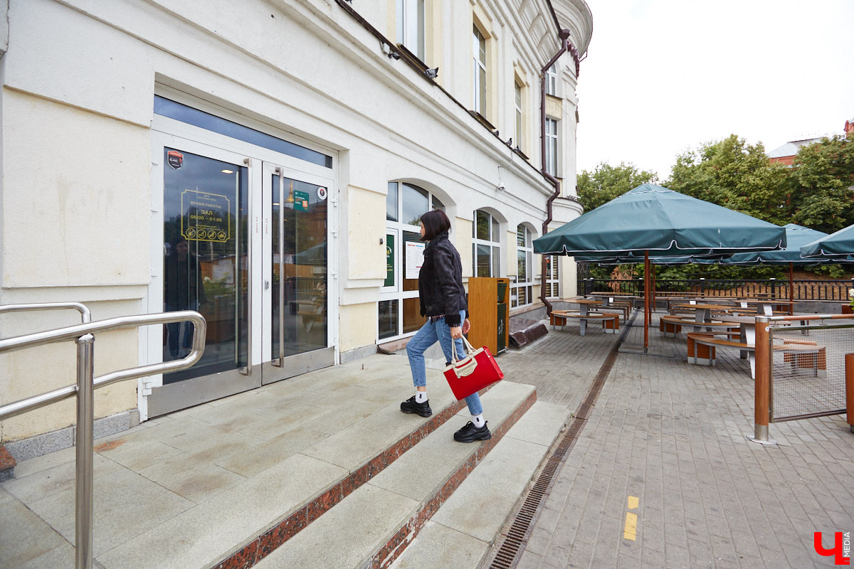 Новая отечественная сеть ресторанов быстрого питания «Вкусно – и точка», открывшаяся чуть больше месяца назад во Владимире, до сих пор вызывает у горожан повышенный интерес. Мы решили посетить заведение лично и узнать, вкусно ли там на самом деле?