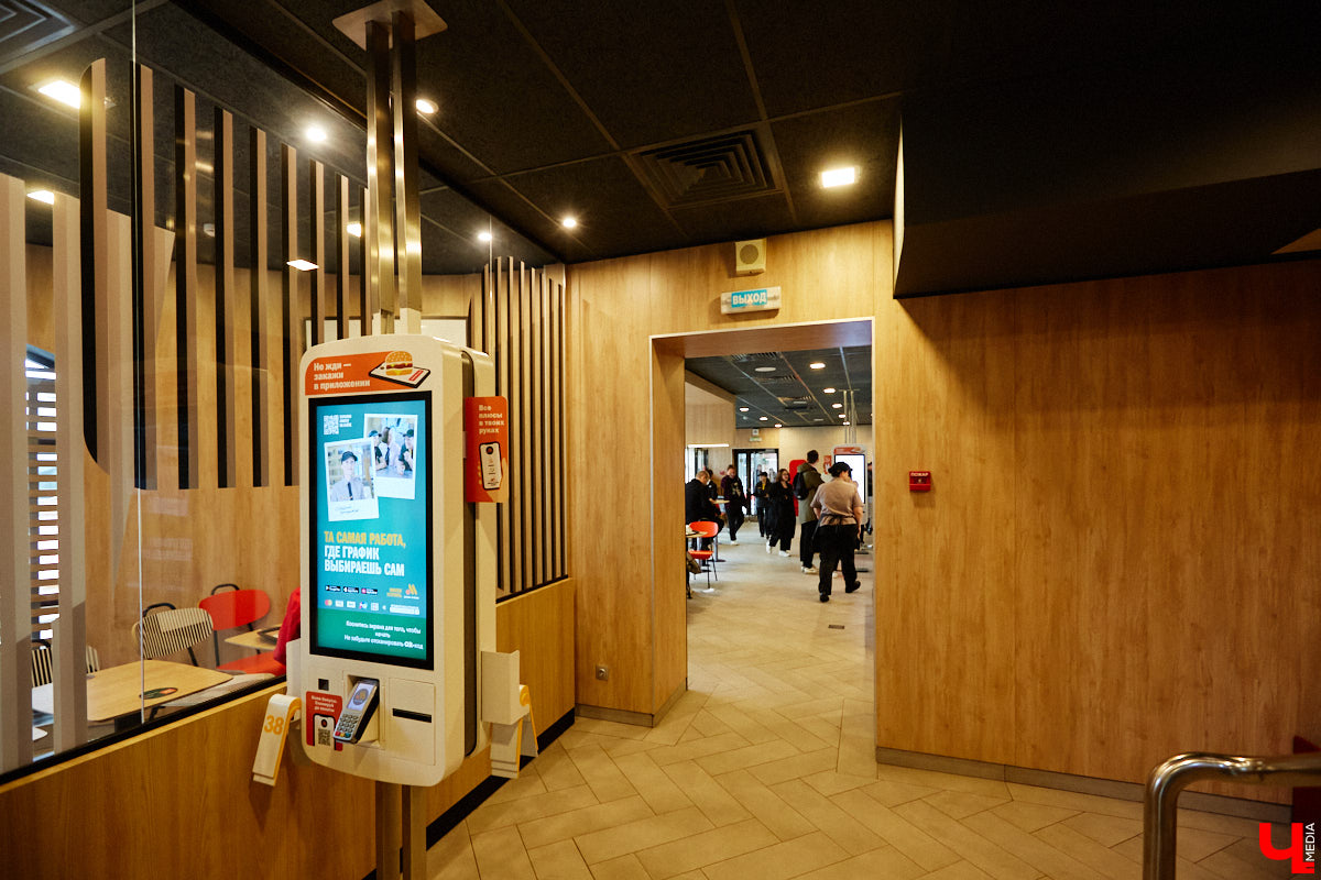 Новая отечественная сеть ресторанов быстрого питания «Вкусно – и точка», открывшаяся чуть больше месяца назад во Владимире, до сих пор вызывает у горожан повышенный интерес. Мы решили посетить заведение лично и узнать, вкусно ли там на самом деле?