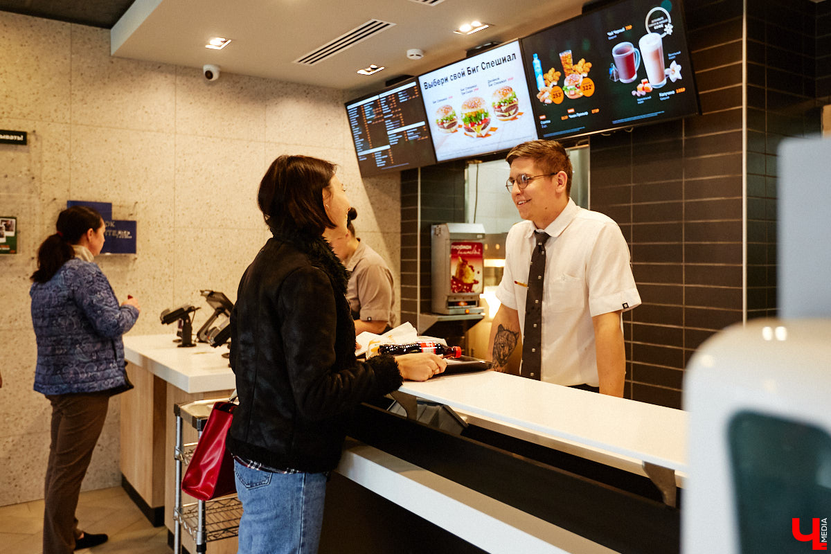 Новая отечественная сеть ресторанов быстрого питания «Вкусно – и точка», открывшаяся чуть больше месяца назад во Владимире, до сих пор вызывает у горожан повышенный интерес. Мы решили посетить заведение лично и узнать, вкусно ли там на самом деле?