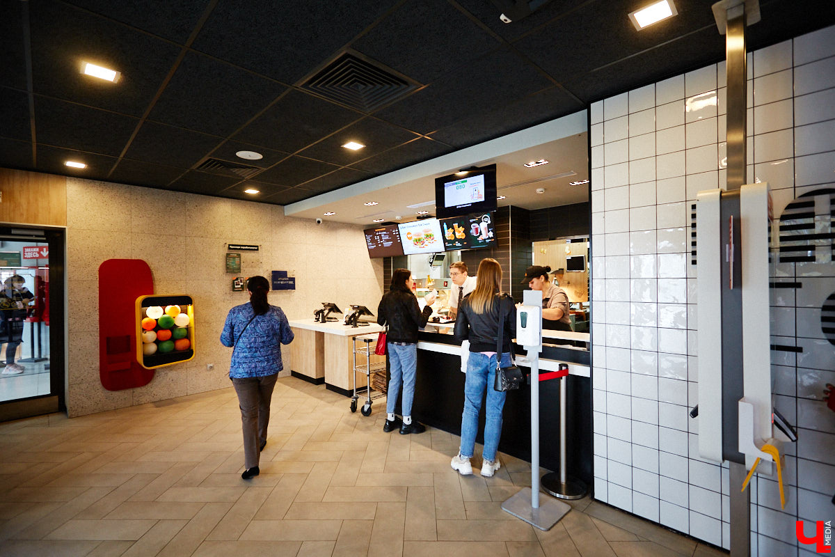 Новая отечественная сеть ресторанов быстрого питания «Вкусно – и точка», открывшаяся чуть больше месяца назад во Владимире, до сих пор вызывает у горожан повышенный интерес. Мы решили посетить заведение лично и узнать, вкусно ли там на самом деле?