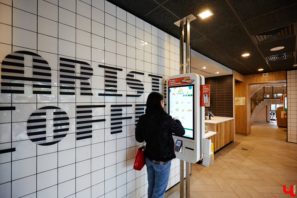 Новая отечественная сеть ресторанов быстрого питания «Вкусно – и точка», открывшаяся чуть больше месяца назад во Владимире, до сих пор вызывает у горожан повышенный интерес. Мы решили посетить заведение лично и узнать, вкусно ли там на самом деле?