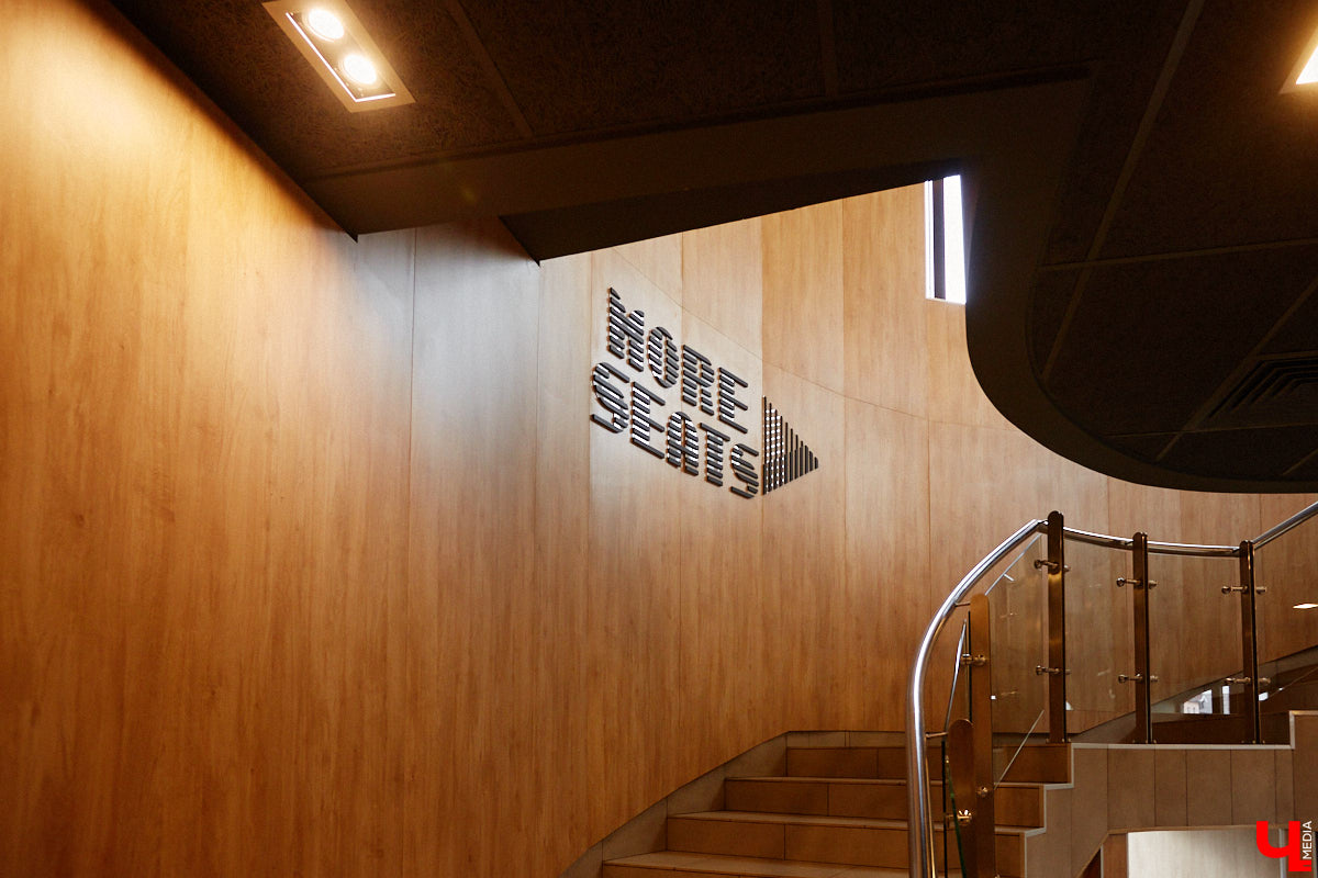 Новая отечественная сеть ресторанов быстрого питания «Вкусно – и точка», открывшаяся чуть больше месяца назад во Владимире, до сих пор вызывает у горожан повышенный интерес. Мы решили посетить заведение лично и узнать, вкусно ли там на самом деле?