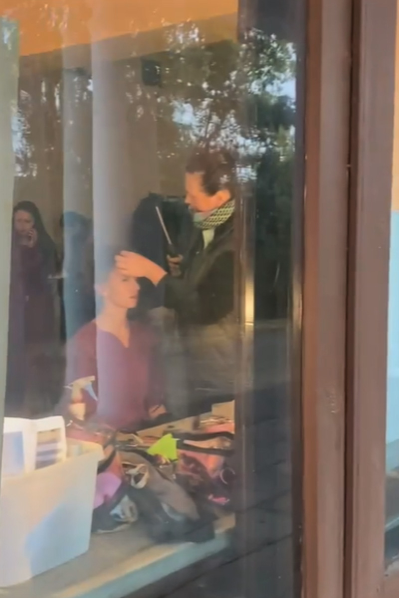 В центре Суздаля – на Торговой площади и у Пушкарской слободы – ажиотаж. Город снова превратился в съемочную площадку. На этот раз без карет и кринолинов. Действие мини-сериала «Птица счастья» происходит накануне и во время Великой Отечественной войны. В центре повествования – судьбы четырех друзей-детдомовцев. Что происходит на съемочной площадке, «Ключ-Медиа» рассказали очевидцы. 