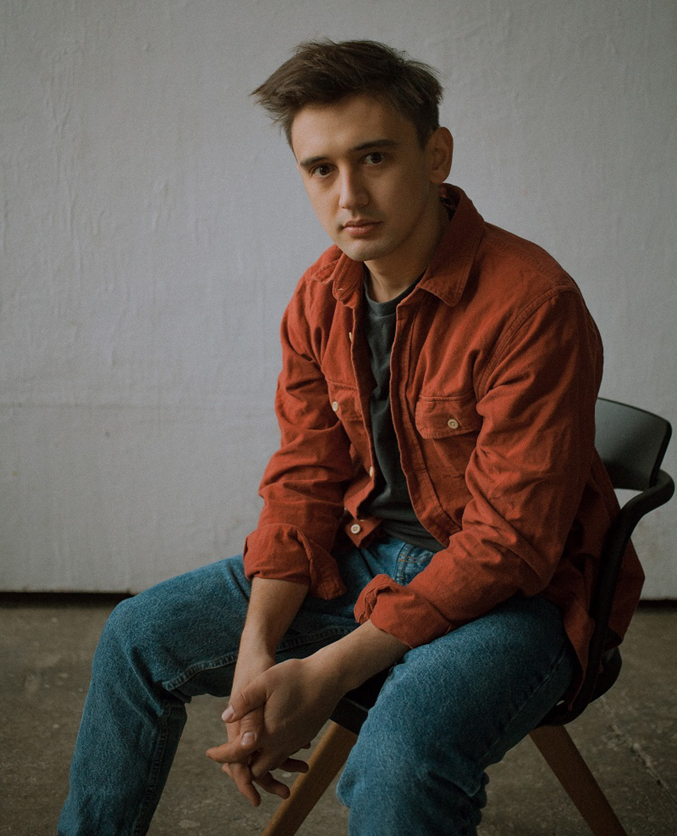 В центре Суздаля – на Торговой площади и у Пушкарской слободы – ажиотаж. Город снова превратился в съемочную площадку. На этот раз без карет и кринолинов. Действие мини-сериала «Птица счастья» происходит накануне и во время Великой Отечественной войны. В центре повествования – судьбы четырех друзей-детдомовцев. Что происходит на съемочной площадке, «Ключ-Медиа» рассказали очевидцы. 