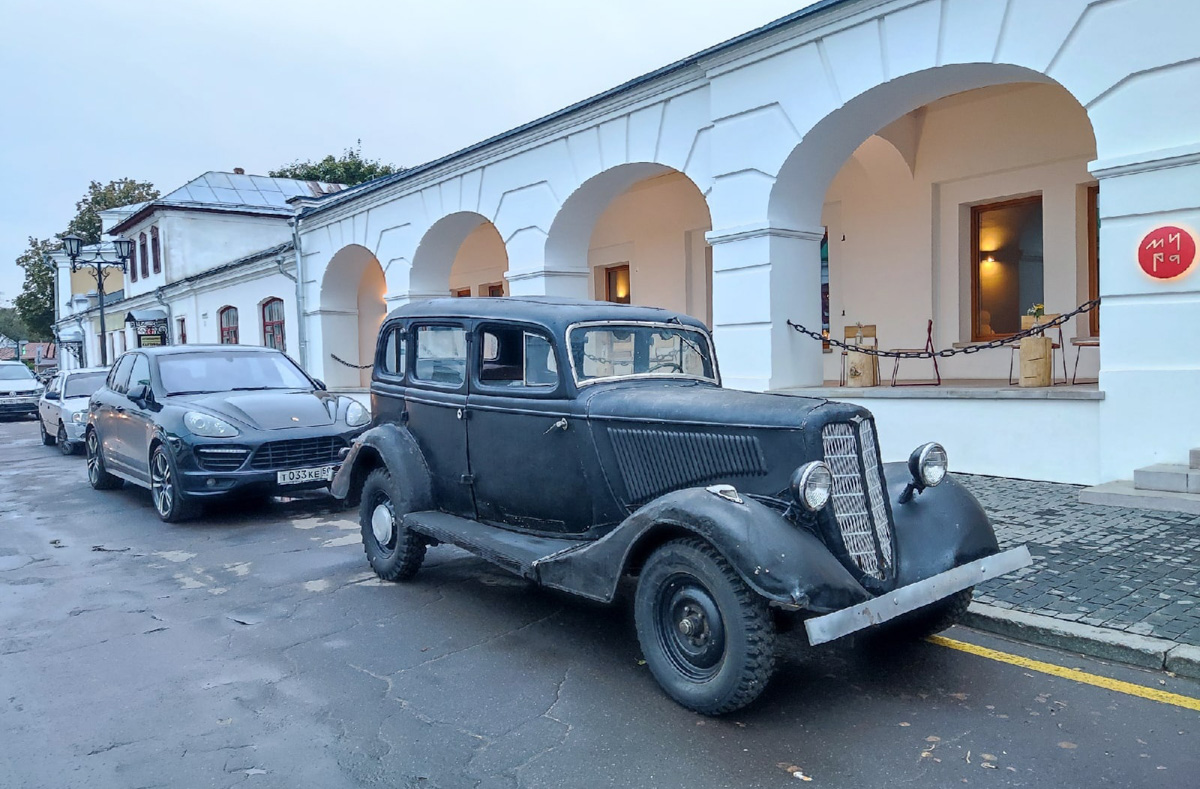 В центре Суздаля – на Торговой площади и у Пушкарской слободы – ажиотаж. Город снова превратился в съемочную площадку. На этот раз без карет и кринолинов. Действие мини-сериала «Птица счастья» происходит накануне и во время Великой Отечественной войны. В центре повествования – судьбы четырех друзей-детдомовцев. Что происходит на съемочной площадке, «Ключ-Медиа» рассказали очевидцы. 