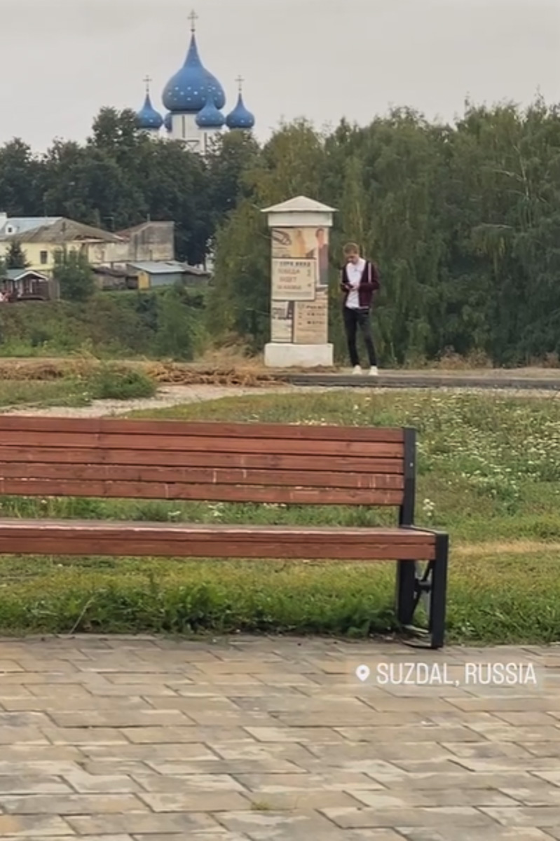 В центре Суздаля – на Торговой площади и у Пушкарской слободы – ажиотаж. Город снова превратился в съемочную площадку. На этот раз без карет и кринолинов. Действие мини-сериала «Птица счастья» происходит накануне и во время Великой Отечественной войны. В центре повествования – судьбы четырех друзей-детдомовцев. Что происходит на съемочной площадке, «Ключ-Медиа» рассказали очевидцы. 