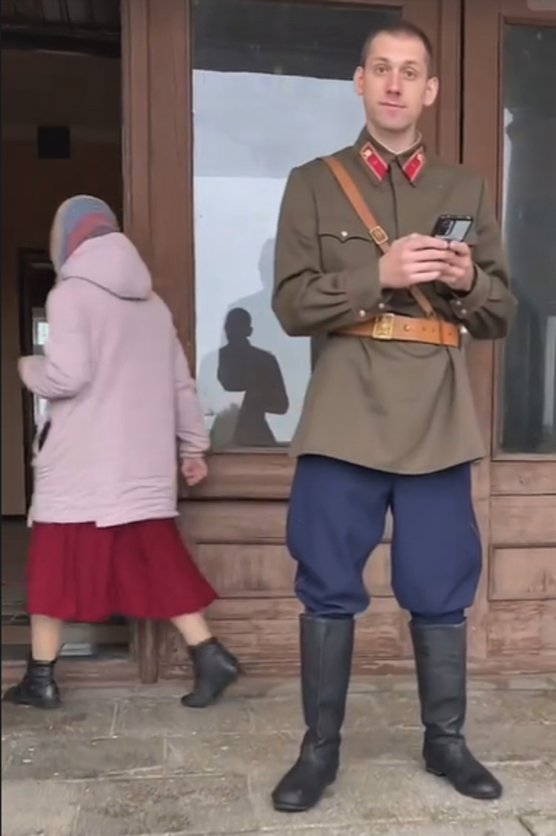 В центре Суздаля – на Торговой площади и у Пушкарской слободы – ажиотаж. Город снова превратился в съемочную площадку. На этот раз без карет и кринолинов. Действие мини-сериала «Птица счастья» происходит накануне и во время Великой Отечественной войны. В центре повествования – судьбы четырех друзей-детдомовцев. Что происходит на съемочной площадке, «Ключ-Медиа» рассказали очевидцы. 