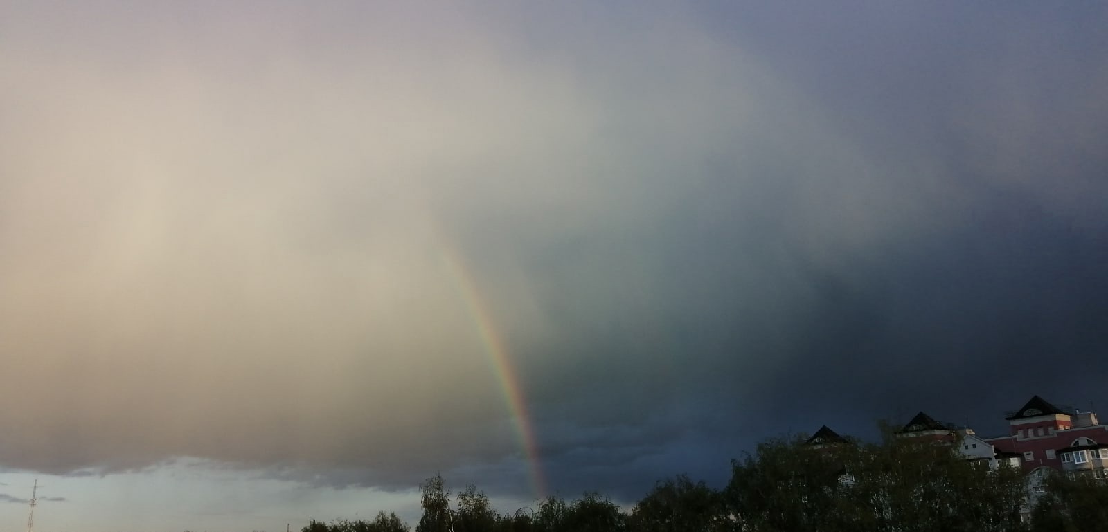 Жители Владимирской области смогли запечатлеть в небе редкую тройную радугу. Фотографии красивого оптического явления появились в Интернете. 