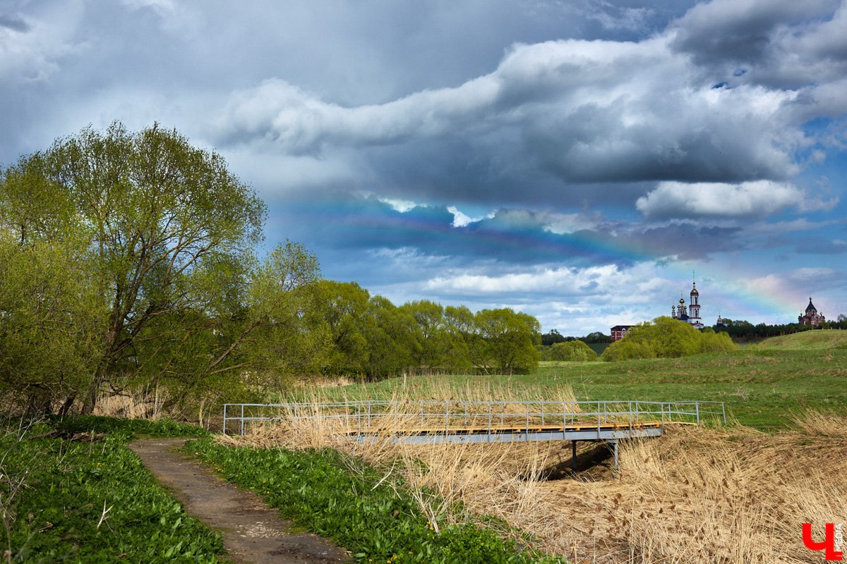 Жители Владимирской области смогли запечатлеть в небе редкую тройную радугу. Фотографии красивого оптического явления появились в Интернете. 