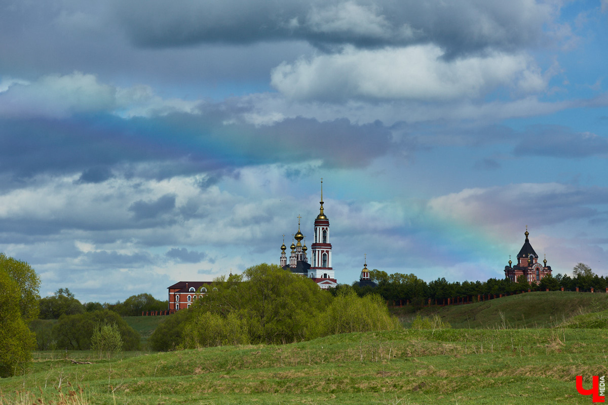 Жители Владимирской области смогли запечатлеть в небе редкую тройную радугу. Фотографии красивого оптического явления появились в Интернете. 