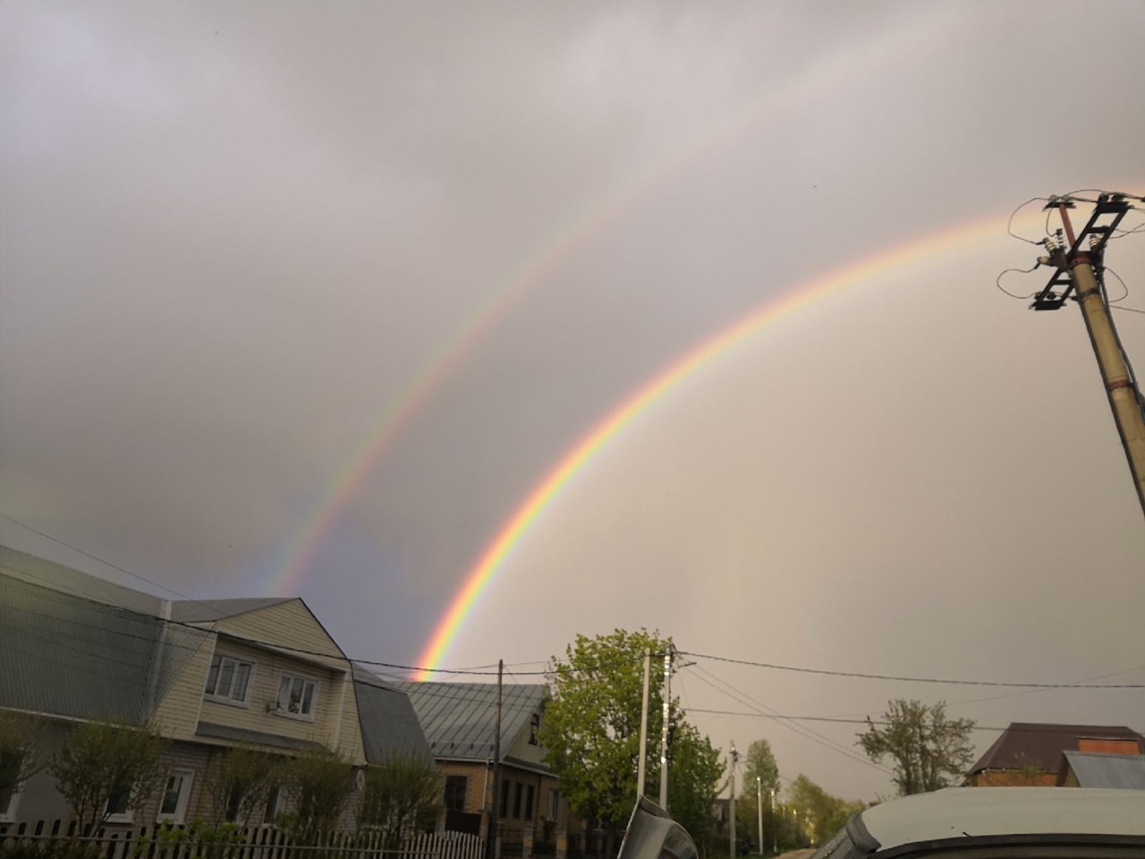 Жители Владимирской области смогли запечатлеть в небе редкую тройную радугу. Фотографии красивого оптического явления появились в Интернете. 