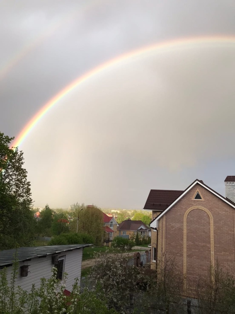 Жители Владимирской области смогли запечатлеть в небе редкую тройную радугу. Фотографии красивого оптического явления появились в Интернете. 