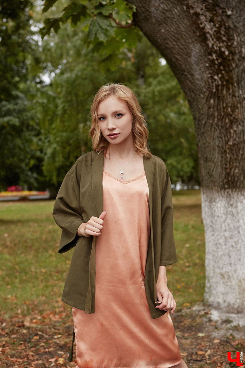 Всегда интересно, как выглядят телевизионные ведущие за кадром. Что они предпочитают носить и почему? Сегодня в рубрике «Свой стиль» мы раскрываем секреты девушки, которую обычно видим только по ту сторону экрана. Знакомьтесь, красавицу зовут Любовь Клюквина.