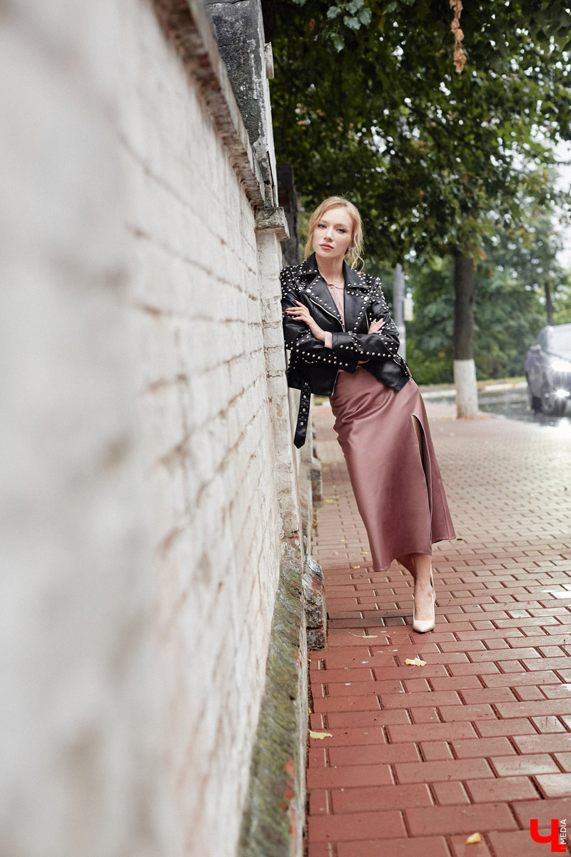 Всегда интересно, как выглядят телевизионные ведущие за кадром. Что они предпочитают носить и почему? Сегодня в рубрике «Свой стиль» мы раскрываем секреты девушки, которую обычно видим только по ту сторону экрана. Знакомьтесь, красавицу зовут Любовь Клюквина.