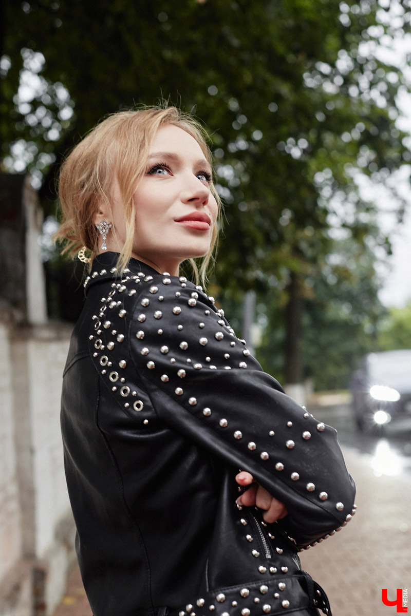 Всегда интересно, как выглядят телевизионные ведущие за кадром. Что они предпочитают носить и почему? Сегодня в рубрике «Свой стиль» мы раскрываем секреты девушки, которую обычно видим только по ту сторону экрана. Знакомьтесь, красавицу зовут Любовь Клюквина.