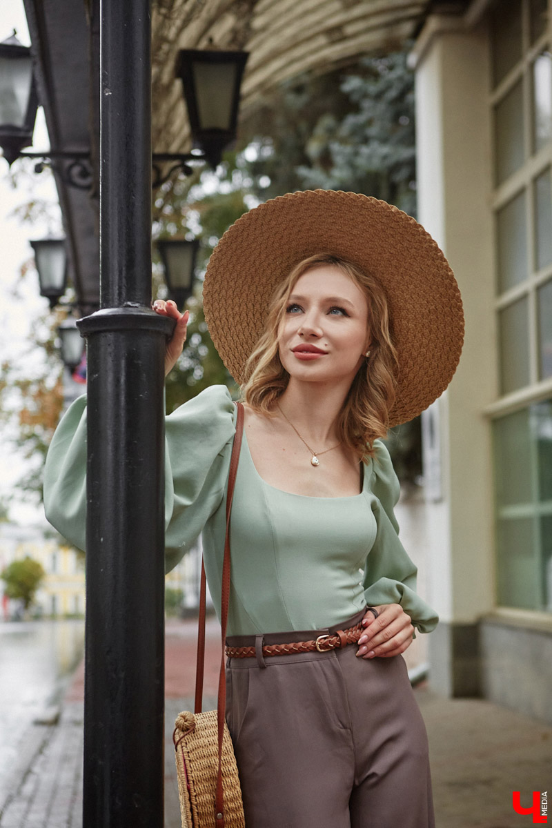 Всегда интересно, как выглядят телевизионные ведущие за кадром. Что они предпочитают носить и почему? Сегодня в рубрике «Свой стиль» мы раскрываем секреты девушки, которую обычно видим только по ту сторону экрана. Знакомьтесь, красавицу зовут Любовь Клюквина.