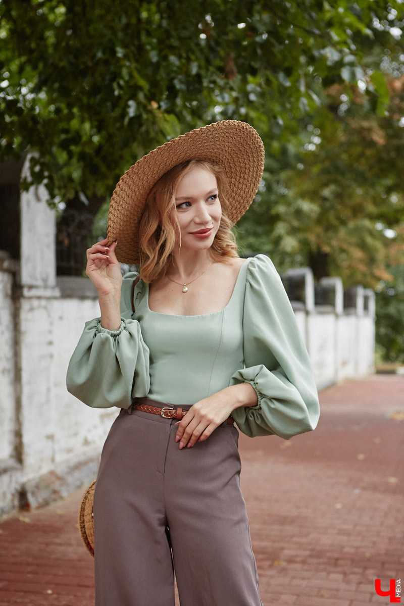 Всегда интересно, как выглядят телевизионные ведущие за кадром. Что они предпочитают носить и почему? Сегодня в рубрике «Свой стиль» мы раскрываем секреты девушки, которую обычно видим только по ту сторону экрана. Знакомьтесь, красавицу зовут Любовь Клюквина.