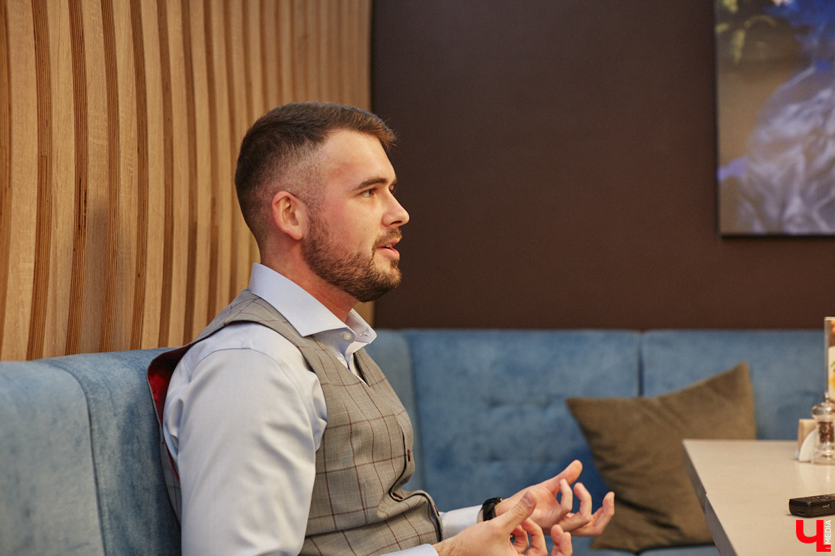 В рамках первого этапа проекта «#КласснаяТема!» среди 6 тысяч креативных педагогов со всей страны было отобрано 35 лучших. В их числе Александр Журавлёв. Свой первый видеоурок он уже провёл, и теперь ожидает подведения итогов. Далее, если всё сложится удачно, стартует второй тур: физик из 33-го региона появится на ТВ и преподаст науку звёздным гостям. Это в будущем. А пока 28-летний учитель разбирает свою биографию на частицы в интервью «Ключ-Медиа».